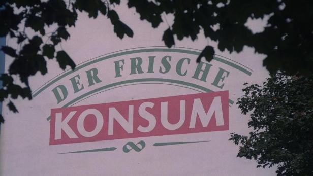 Das Schild eines „Konsum“-Ladens mit der Aufschrift „Der Frische Konsum“.