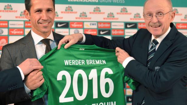 epa03518701 Werder Bremen&#039;s new sports manager Thomas Eichin (L) receives a jersey from chairman of the supervisory board Willi Lemke (R) at Weserstadion in Bremen, Germany, 27 December 2012. Eichin received a contract until 30 June 2016. EPA/CARMEN JASPERSEN