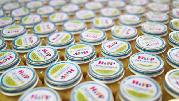 Viele Gläser mit Babynahrung der Marke Hipp stehen nebeneinander.