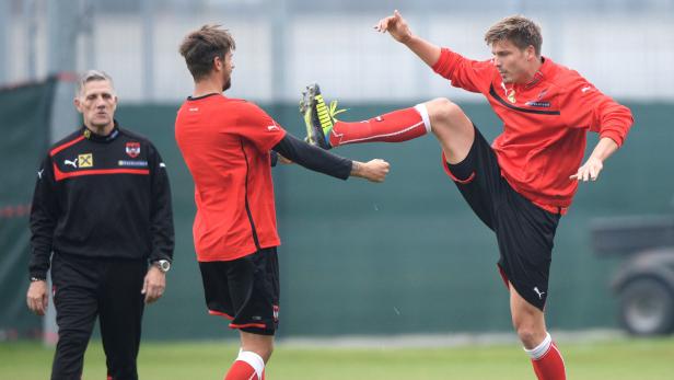 Der besondere Kick: Sebastian Prödl (re.) zeigt seinem Teamkollegen Martin Harnik, wie hoch er denn das Bein heben kann.