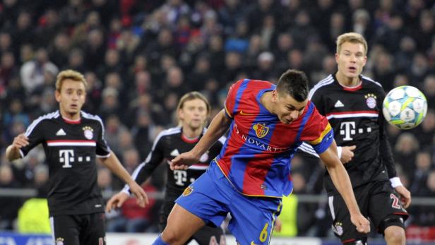 Ein Fußballspieler des FC Basel köpft den Ball während eines Spiels gegen Bayern München.