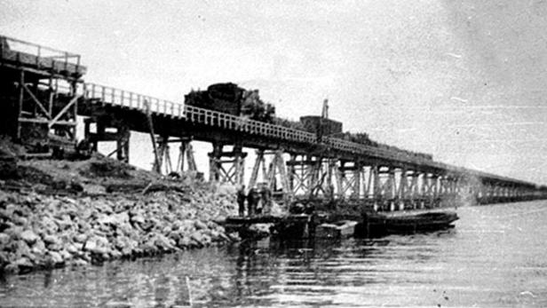 Alte Brücke 1945: Nach nur drei Monaten knickten die ersten Pfeiler.