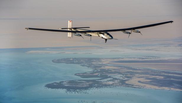 Solar Impulse 2 bei einem Testflug: Das Karbonfaser-Flugzeug ist mit mehr als 17.000 Solarzellen ausgestattet, wiegt nur rund 2.300 Kilogramm und hat eine Spannweite von 72 Metern