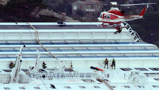 Ein Rettungshubschrauber birgt eine Person von der Costa Concordia.