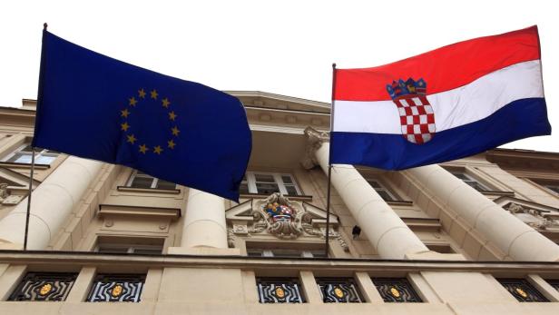 Flags of Croatia and the European Union are seen on the parliament&#039;s building in Zagreb June 24, 2011. The EU members agreed at their summit in Brussels that Croatia can wrap up the entry talks this month and become a member in mid-2013. REUTERS/Nikola Solic (CROATIA - Tags: POLITICS)