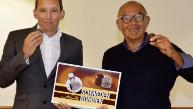 Zwei Männer präsentieren „Schwedenbomben“ der Firma Niemetz.