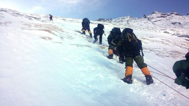 Aufstieg von Camp 3 zu Camp 4: Manche zahlen bis zu 150.000 Euro für die rundum Betreuung von mehreren Sherpas