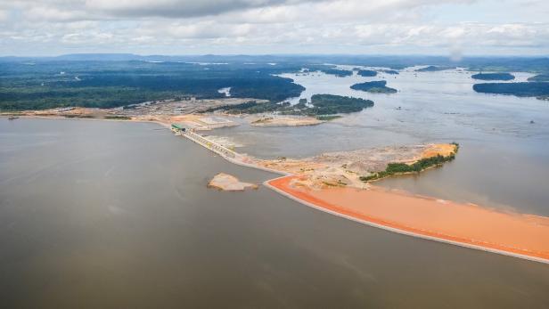 Blick aus dem Helikopter auf Staudamm Belo Monte.