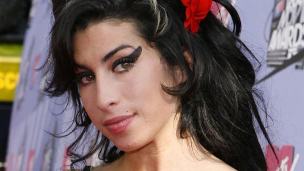 dapdARCHIV: Die britische Saengerin Amy Winehouse posiert bei den MTV Movie Awards in Los Angeles (Foto vom 03.06.07). Die britische Saengerin Amy Winehouse ist gestorben. Die 27-Jaehrige wurde tot in ihrer Londoner Wohnung gefunden, wie der britische Sen Am 23. Juli 2011 trat die Dame mit der einzigartigen Soulstimme dem Klub 27 bei - wie einige Musiker vor ihr, hauchte auch Amy Winheouse im Alter von 27 ihr Leben aus. Was von ihr bleibt, sind ihre Lieder - und einige Fotos.