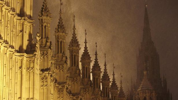 Detailaufnahme der Houses of Parliament in London bei Nacht.