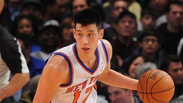 Jeremy Lin im Trikot der New York Knicks mit einem Basketball in der Hand.