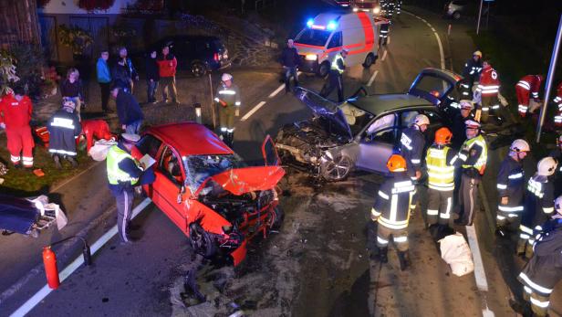 Einsatzkräfte am Unfallort in St. Florian am Inn.