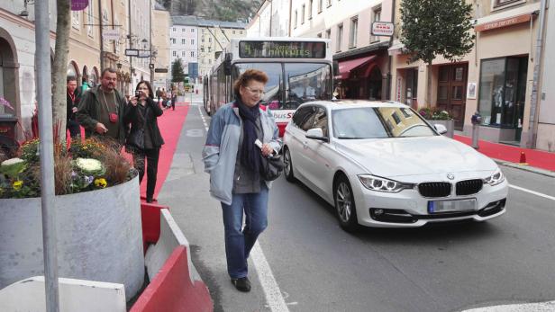 Fußgänger teilen sich die Flaniermeile mit Bussen und dem Anrainerverkehr. Der BMW hat sich verirrt