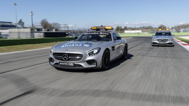 Ein silberner Mercedes-AMG GT als Safety Car auf einer Rennstrecke.