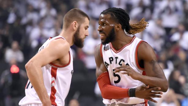 Zwei Basketballspieler der Toronto Raptors während eines Spiels.
