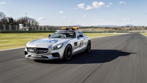 Ein silberner Mercedes-AMG GT fährt auf einer Rennstrecke.