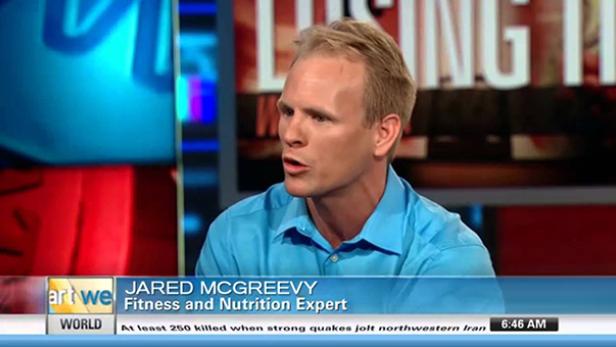 Jared McGreevy, ein Fitness- und Ernährungsexperte, spricht in einer Fernsehsendung.