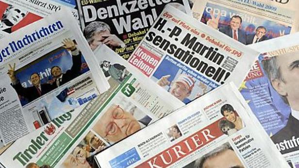 Verschiedene österreichische Zeitungen liegen übereinander.