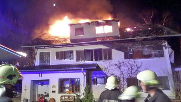 Eine fünfköpfige Familie konnte sich aus dem brennenden Wohnhaus retten.