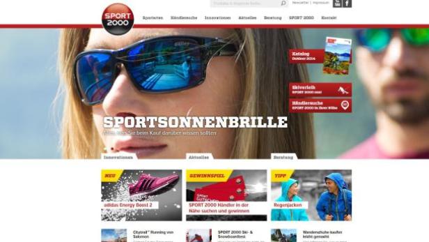 Eine Frau mit blonden Haaren trägt eine Sportsonnenbrille der Marke Sport 2000.