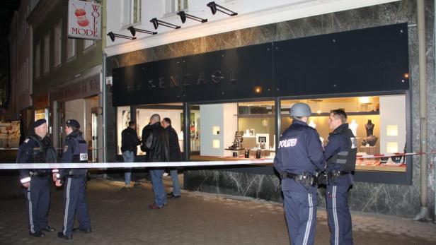 Polizisten stehen vor einem abgesperrten Juweliergeschäft namens Hasenzagl.