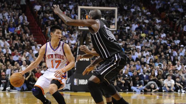 Jeremy Lin dribbelt den Ball während eines NBA-Spiels.