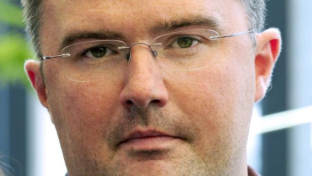 Nahaufnahme eines Mannes mit Brille.