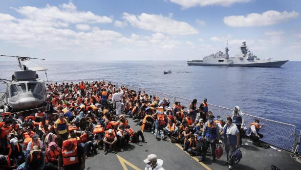 Eine italienische Fregatte bringt Hunderte Flüchtlinge an Land.