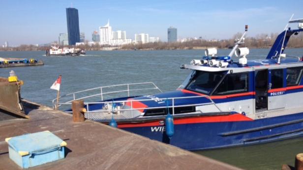 Das Polizeiboot &quot;Wien&quot; barg das Schiff: Es wurde ans Ufer gedrückt.