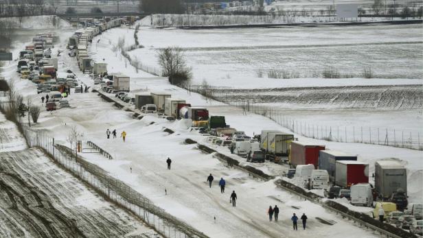 Vehicles are seen at the M1 highway, west of Budapest, March 15, 2013. Snow stranded people in cars, buses and trains through the night and conspired with strong winds to cut off dozens of towns and villages in Hungary. The situation was critical on the M1 motorway linking Budapest and Vienna where hundreds of cars and trucks got stranded in the snow, most of them for over 20 hours. Picture taken March 15, 2013. REUTERS/ Sandor H. Szabo/Hungarian Police (ORFK)/Handout (HUNGARY - Tags: TRANSPORT ENVIRONMENT) FOR EDITORIAL USE ONLY. NOT FOR SALE FOR MARKETING OR ADVERTISING CAMPAIGNS. ATTENTION EDITORS - THIS IMAGE WAS PROVIDED BY A THIRD PARTY. FOR EDITORIAL USE ONLY. NOT FOR SALE FOR MARKETING OR ADVERTISING CAMPAIGNS. THIS PICTURE IS DISTRIBUTED EXACTLY AS RECEIVED BY REUTERS, AS A SERVICE TO CLIENTS
