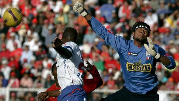 Man müsste ein eingefleischter Fußball-Fan sein, um Juan Angel Flores kennen zu können. Der Name des Tormannes vom peruanischen Primera-División-Klub Unión Comercio dürfte den Fans von lustigen Fußball-Videos im Netz sehr wohl geläufig sein.
