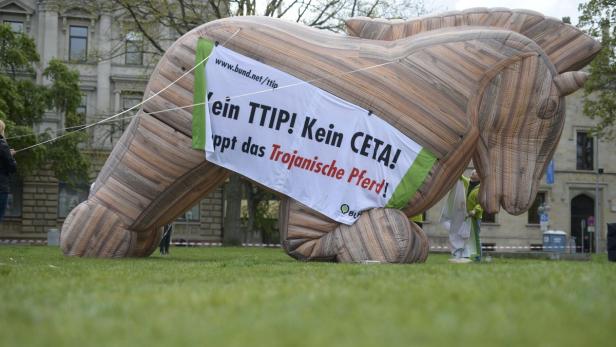 Wer zwingt wen in die Knie? Trojanisches Plastik-Pferd der TTIP-Gegner