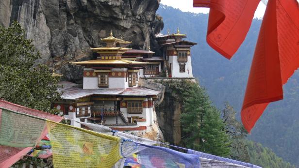 Das Tigernest-Kloster in Bhutan schmiegt sich an eine steile Felswand.