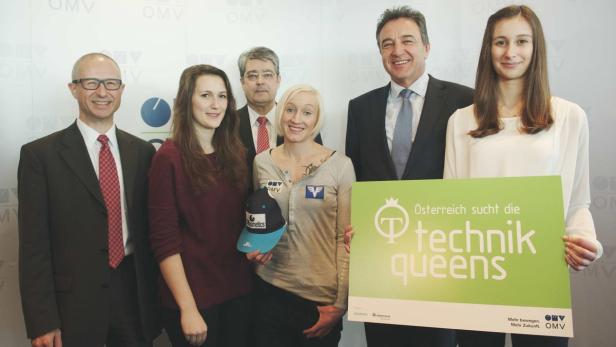 Eine Gruppe von Personen posiert mit einem Schild für „Österreich sucht die Technik Queens“.