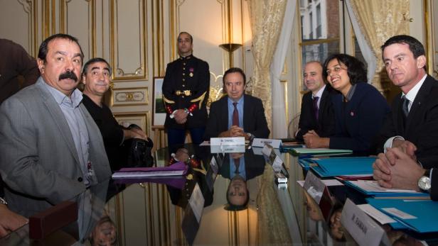 Gewerkschaftsboss Martinez mit Premier Valls (jeweils l. u. r. außen)