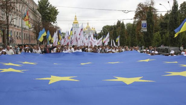 Die EU-Flagge wird in Kiew entrollt. Der scheidende österreichische Wirtschaftsdelegierte hält ein „bilaterales Weiterwursteln“ für nicht länger möglich.