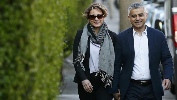 Nur sein Sieg kann den Wahltag für Labour noch retten: Sadiq Khan, hier mit Ehefrau Saadiya, soll Londons Bürgermeister werden.