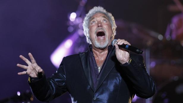 Tom Jones bringt die Damen zum Schnurren