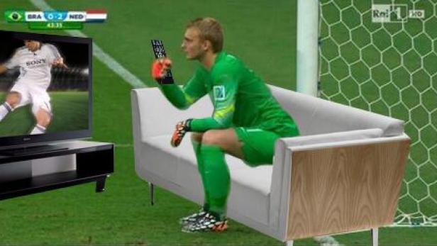 Ein Fußballtorwart sitzt auf einem Sofa und schaut ein Fußballspiel im Fernsehen.