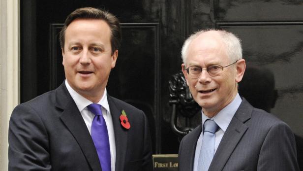 epa03446072 British Prime Minister David Cameron (L) greets Herman Van Rompuy, President of the European Council (R) outside N10 Downing Street in London, Britain, 25 October 2012. EPA/FACUNDO ARRIZABALAGA