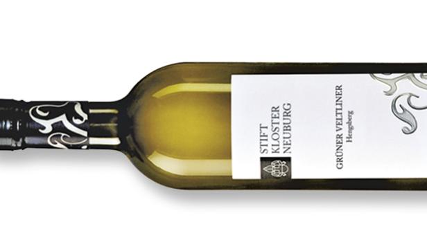 Eine Flasche Grüner Veltliner Hengsberg vom Stift Kloster Neuburg liegt auf einer weißen Fläche.
