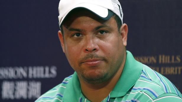 Former Brazilian soccer player Ronaldo attends a news conference ahead of the Mission Hills World Celebrity Pro-Am tournament in Haikou, China&#039;s Hainan province October 18,2012. REUTERS/Tyrone Siu (CHINA - Tags: SPORT GOLF SOCCER)