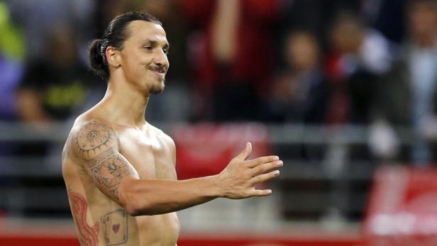 Zlatan Ibrahimović mit freiem Oberkörper und Tätowierungen auf dem Arm.
