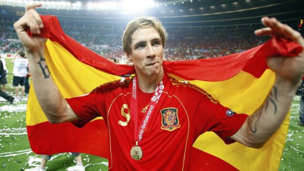 Fernando Torres feiert mit der spanischen Flagge einen Sieg.