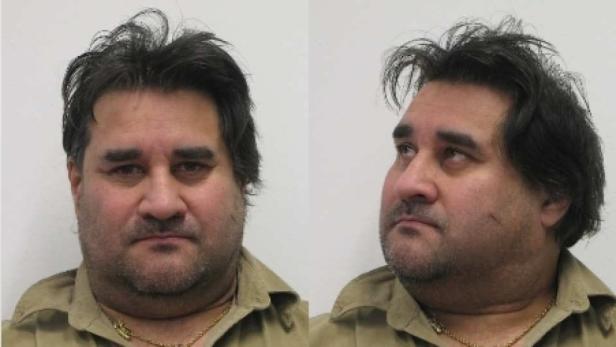 Ein Mann mit dunklen Haaren und Bart, aufgenommen in Vorder- und Seitenansicht.