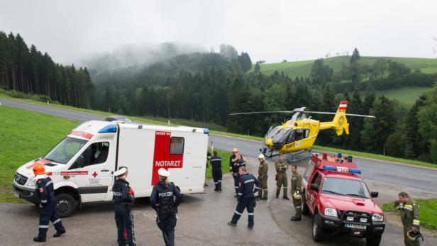 Ein Rettungseinsatz mit Notarztwagen, Polizei, Feuerwehr und einem gelben Rettungshubschrauber.