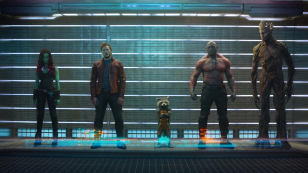 Die Guardians of the Galaxy stehen in einer Reihe in einem futuristischen Raum.