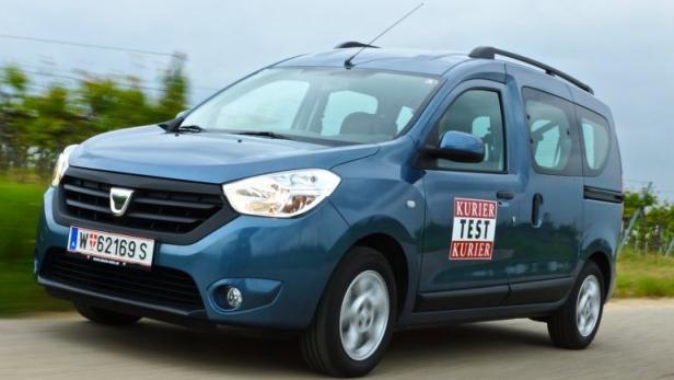 Ein blauer Dacia Dokker während einer Testfahrt auf einer Landstraße.