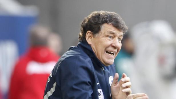 Ein lachender Trainer an der Seitenlinie.