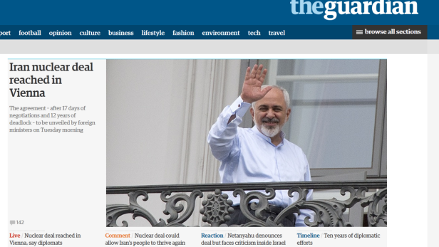 Javad Zarif winkt von einem Balkon in Wien.
